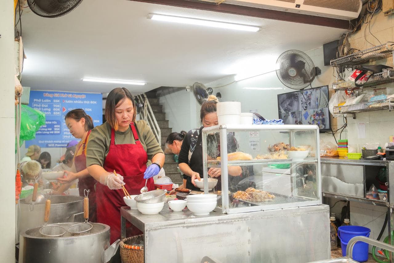 Hanoi Michelin Street Food + Train Street — photo 2